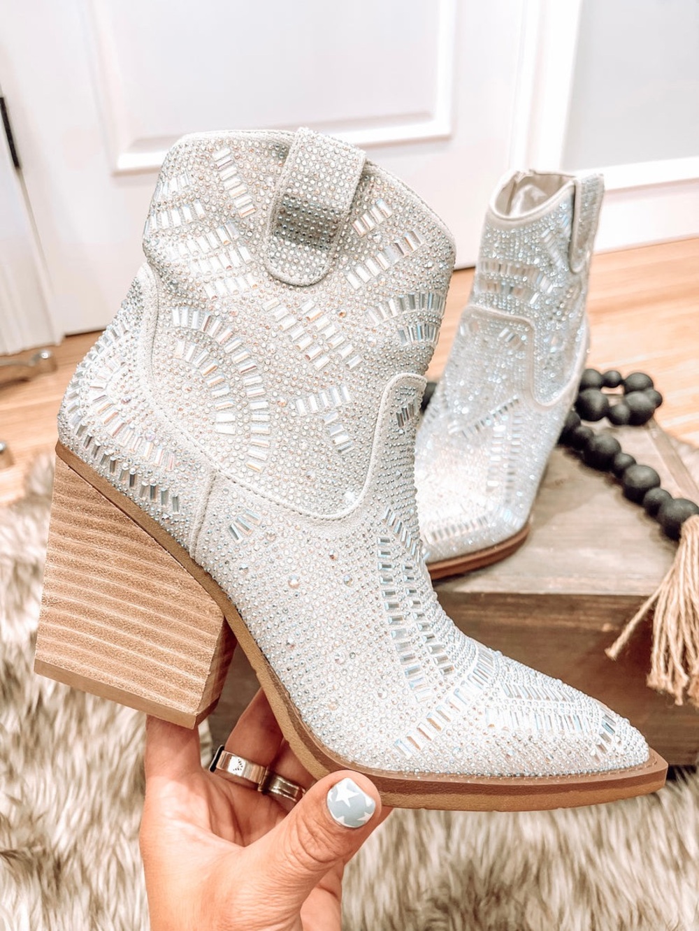 Very g maze white silver jeweled booties boots size 10